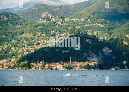 Varenna e villaggi sulle colline viste dal traghetto, Lago di Como, provincia di Lecco, Lombardia, Laghi Italiani, Italia, Europa Foto Stock