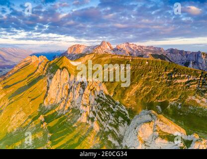 Nuvole all'alba sulle maestose montagne Santis e Saxer Lucke, vista aerea, Appenzell Canton, Alpstein Range, Svizzera, Europa Foto Stock