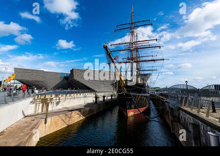 Discovery Point e RRS Discovery di fronte al V&A Dundee, il museo del design scozzese, Dundee, Scozia, Regno Unito, Europa Foto Stock