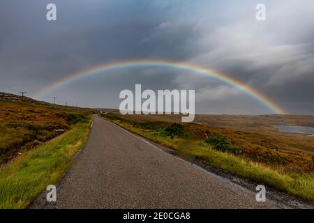 Rainbow over the N500 (NC500) (North Coast 500), Scozia, Regno Unito, Europa Foto Stock