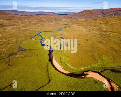 Aereo di un fiume che si snoda attraverso la brughiera del crinale della Cuillina Nera, Isola di Skye, Ebridi interne, Scozia, Regno Unito, Europa Foto Stock