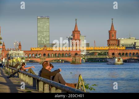 Oberbaumbruecke, Sprea, Friedrichshain di Berlino, Deutschland Foto Stock