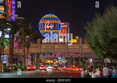 Vista lungo la Strip di notte, mongolfiera illuminato che promuove il Paris Hotel and Casino, Las Vegas, Nevada, Stati Uniti d'America Foto Stock