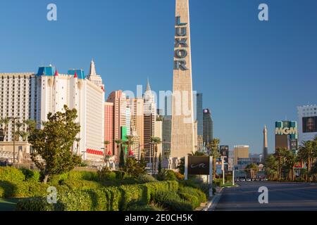Vista lungo la Strip, la mattina presto, replica obelisco egiziano fuori del Luxor Hotel and Casino, Las Vegas, Nevada, Stati Uniti d'America Foto Stock