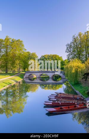 The Backs, Trinity College, Trinity Bridge Over River Cam, Cambridge, Cambridgeshire, Inghilterra, Regno Unito, Europa Foto Stock