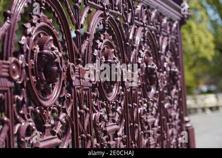 Teste di ferro ornate rosse che guardano il mondo per l'eternità, mostrando l'abilità degli artigiani di un'epoca passata Foto Stock