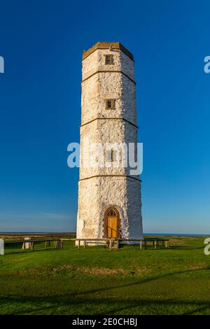 Vista del faro di Old Flamborough, Flamborough Head, Bridlington, North Yorkshire, Inghilterra, Regno Unito, Europa Foto Stock