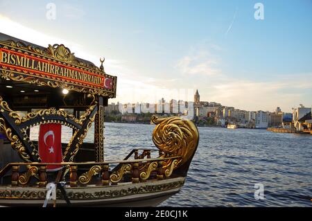 Barca sul Corno d'Oro, sullo sfondo Torre Galata. Istanbul, Turchia Foto Stock