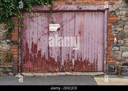 Porta del garage in legno intemperie Foto Stock