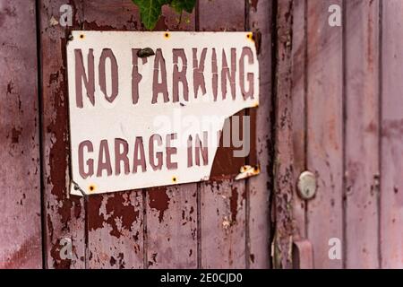 Porta del garage verniciata in legno con intemperie Foto Stock