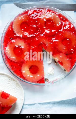 Cheesecake freddo con uvetta, ananas e gelatina di fragola Foto Stock