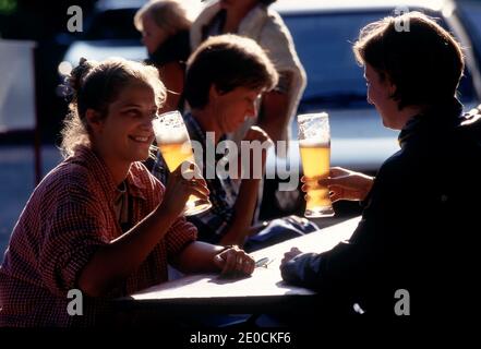Germania/Baviera/Monaco/due ragazze bevono birra in un giardino di birra Foto Stock