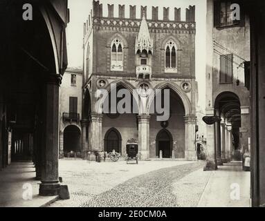 Fotografia d'epoca del XIX secolo - il Palazzo della Mercanzia di Bologna , noto anche come Loggia dei Mercanti o Palazzo del Carrobbio , si affaccia sull'omonima piazza. Dalla fine del XIV secolo alla fine del XVIII fu sede dell'Università mercatorum e di alcune Aziende. Dal 1797 , con l'occupazione francese, divenne sede della Camera di Commercio Foto Stock