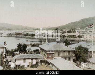 Fotografia d'annata del XIX secolo - Dejimaa Nagaaki. Dejima era un posto commerciale portoghese e successivamente olandese a Nagasaki, Giappone, dal 1634 al 1854. Dejima era anche il luogo per il commercio con i cinesi al tempo, e quindi l'unico luogo designato per il commercio estero e lo scambio durante lo storico periodo giapponese Edo. Fu abolito come un'enclave separata nel 1850 e successivamente incorporato nella città. Foto Stock