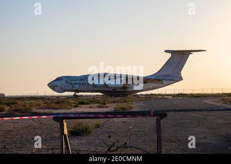 Abbandonato piano aereo IL76 in emirato di Umm al Quain, si ritiene che sia utilizzato dal noto mercante di armi Viktor Bout per contrabbando le armi. Foto Stock