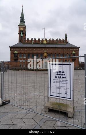 Piazza del Municipio chiusa a chiave a causa del Covid 19 a Copenhagen, Danimarca Foto Stock