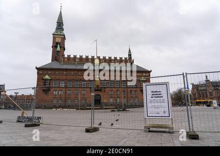 Piazza del Municipio chiusa a chiave a causa del Covid 19 a Copenhagen, Danimarca Foto Stock
