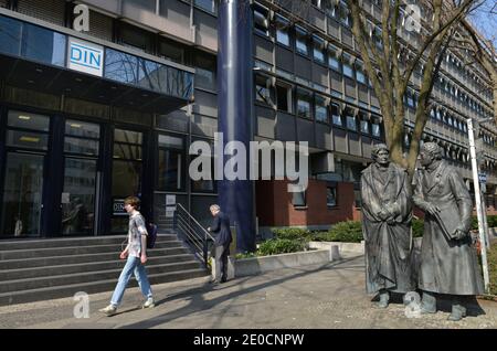 Standbilder Christian Peter Wilhelm Friedrich Beuth und Wilhelm von Humboldt, DIN, Burggrafenstrasse, il Tiergarten, nel quartiere Mitte di Berlino, Deutschland Foto Stock