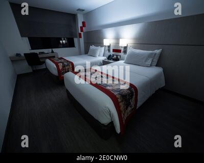 Nuova, moderna ed elegante, elegante e lussuosa camera d'hotel, con design architettonico torre nera bogota colombia in sud america Foto Stock