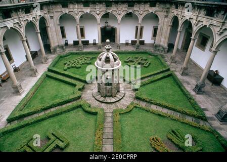 Spagna/Santiago de Compostela/ Giardino progettato al Parador Reyes Catolicos Hotel di lusso a Santiago de Compostela. Foto Stock