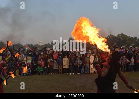 Lahore, Pakistan. 30 dicembre 2020. Pakistani un gran numero di famiglie siedono a terra partecipa al "Festival degli inverni di famiglia" al circuito automobilistico Jilani Park nella capitale provinciale Lahore. Le famiglie si divertono con il modello Dinosaur e lo spettacolo Breathing Fire from Mouth durante il "Family Winters Festival" all'ippodromo Jilani Park. (Foto di Rana Sajid Hussain/Pacific Press) Credit: Pacific Press Media Production Corp./Alamy Live News Foto Stock