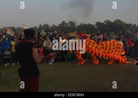 Lahore, Pakistan. 30 dicembre 2020. Pakistani un gran numero di famiglie siedono a terra partecipa al "Festival degli inverni di famiglia" al circuito automobilistico Jilani Park nella capitale provinciale Lahore. Le famiglie si divertono con il modello Dinosaur e lo spettacolo Breathing Fire from Mouth durante il "Family Winters Festival" all'ippodromo Jilani Park. (Foto di Rana Sajid Hussain/Pacific Press) Credit: Pacific Press Media Production Corp./Alamy Live News Foto Stock