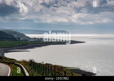 Vista di Aberaeron e Newquay dalla strada costiera, A487, Ceredigion, Galles Foto Stock