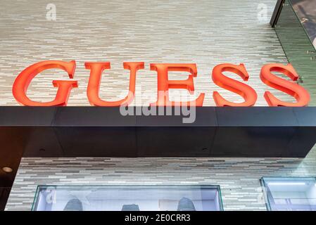 Guess segno in negozio, Toronto, Canada Foto Stock