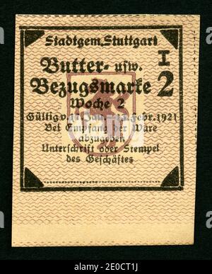 Europa, Deutschland, Deutsches Reich, Baden-Württemberg, Stoccarda, Zeit nach dem 1. Weltkrieg, Butter - Bezugsmarke der Stadtgemeinde Stuttgart, gültig v. 17. Gennaio - 13. Febbraio 1921, Größe : 4 cm x 5 cm, Rechte werden nicht vertreten . / Europa, Germania, Reich tedesco, Baden-Württemberg, Stoccarda, tempo dopo WW i , timbro di razione del burro della comunità di Stoccarda, valido 17. Gennaio al 13. Febbraio 1921, dimensioni: 4 cm x 5 cm, non ci sono diritti. Foto Stock