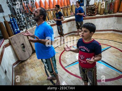 Pregare alla fine della sessione di formazione in Zoorkhaneh (casa di forza), tradizionale palestra in Yazd, la capitale della provincia di Yazd dell'Iran Foto Stock