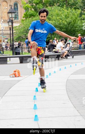 Foto di un abile skater inline che pratica nel Washington Square Park a Greenwich Village, New York City Foto Stock