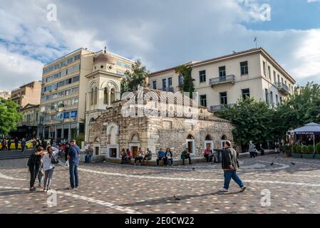 Monastiraki Square nella città di Atene, Grecia. Vista con chiesa della Pantanassa (anche chiamato dormizione della Theotokos chiesa) Foto Stock