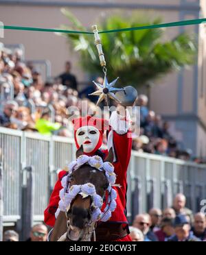 La Sartiglia è una gara per la stella - "su componidori" è il leader della gara Foto Stock