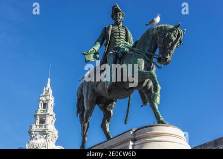 Statua equestre di re Pietro IV il liberatore sulla piazza Liberty a Porto, Portogallo. Costruzione di Banco Bilbao Vizcaya Argentaria sullo sfondo Foto Stock