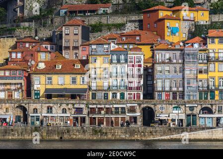 Fila di edifici in via Cais da Ribeira nel quartiere Ribeira sul lungofiume del Douro nella città di Porto, Portogallo Foto Stock