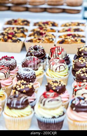 Cupcake vegan presso lo stand Ruby's of London al Greenwich Market, Londra, Regno Unito Foto Stock