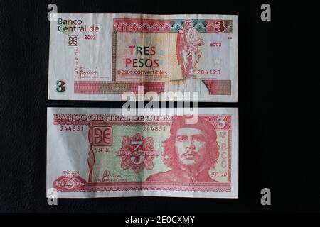 Banconote in doppia valuta cubana - 2 banconote cubane da entrambe Delle valute cubane un pesos cubano con che Guevara e 3 pesos cubani convertibili Foto Stock