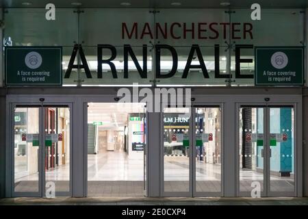 Manchester Arndale, ingresso Market Street. Il centro commerciale è vuoto verso la fine del 30 dicembre 2020 in quanto la città sta per entrare nelle restrizioni del 4° livello relative al coronavirus. Foto Stock