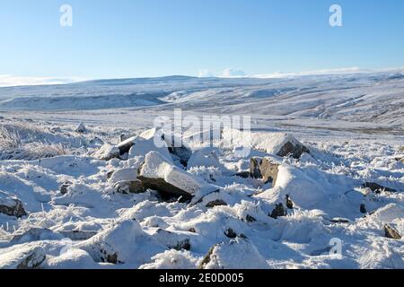 Teesdale, County Durham, Regno Unito. 31 dicembre 2020. Regno Unito Meteo. Il paesaggio di Upper Teesdale nel Nord Pennines divenne una bella meraviglia invernale di cielo blu polvere, ghiaccio e neve l'ultimo giorno del 2020. Credit: David Forster/Alamy Live News Foto Stock