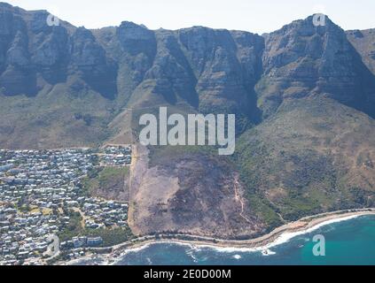Città del Capo, Capo Occidentale, Sud Africa - 12.22.2020: Foto aria-aria di danni gravi a Camps Bay Foto Stock