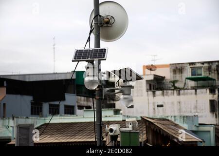 Lampada da palo con pannello a celle solari e circuito chiuso telecamera o telecamera di sicurezza cctv sul posto al ponte stradale A Uthaithani città in Uthai T. Foto Stock