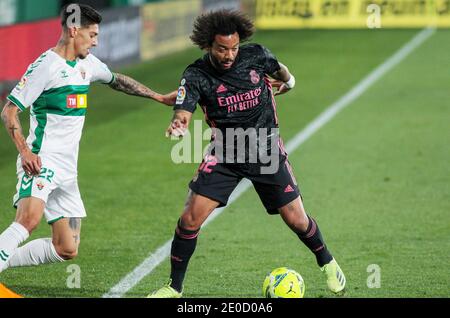 Emiliano Rigoni di Elche CF e Marcelo Vieira del Real Madrid CF in azione durante il campionato spagnolo la Liga tra Elche CF e Real Madrid CF il 30 dicembre 2020 allo stadio Martinez Valero di Elche, Alicante, Spagna - Foto Irina R Hipolito / Spagna DPPI / DPPI / LM Foto Stock