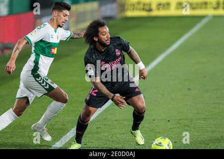 Emiliano Rigoni di Elche CF e Marcelo Vieira del Real Madrid CF in azione durante il campionato spagnolo la Liga tra Elche CF e Real Madrid CF il 30 dicembre 2020 allo stadio Martinez Valero di Elche, Alicante, Spagna - Foto Irina R Hipolito / Spagna DPPI / DPPI / LM Foto Stock