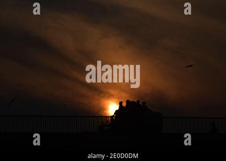 Pakistani impegnati nel loro lavoro di routine durante l'ultimo tramonto Dell'anno 2020 sopra i cieli vicino al fiume Ravi A Lahore Foto Stock