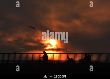 Pakistani impegnati nel loro lavoro di routine durante l'ultimo tramonto Dell'anno 2020 sopra i cieli vicino al fiume Ravi A Lahore Foto Stock