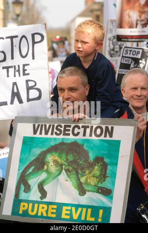 Una marcia anti vivisezione che dimostra contro la costruzione di un nuovo laboratorio animale all'università di Oxford. High Street, Oxford, Oxfordshire, Regno Unito. 22 Apr 2006 Foto Stock