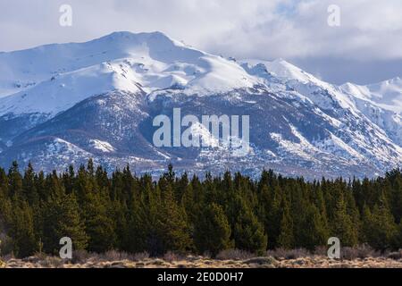 Montagne innevate delle Ande durante la stagione invernale in Patagonia, Argentina Foto Stock