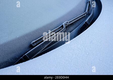 gelo invernale sul tergicristallo dell'auto Foto Stock