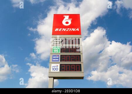 Ostrava, Repubblica Ceca / Czechia - 3 settembre 2020: Stazione di benzina e di pattuglia di benzina. Marchio logo della società, firn e corporate sul prezzo di Foto Stock