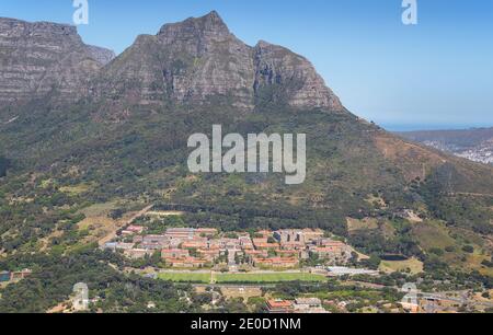 Città del Capo, Capo Occidentale, Sud Africa - 12.22.2020: Foto aerea dell'Università di Città del Capo con Table Mountain sullo sfondo Foto Stock